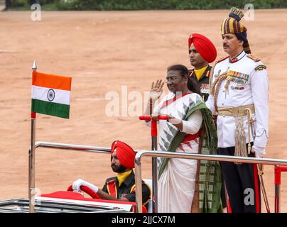 New Delhi, India. 25th luglio 2022. Il nuovo presidente indiano Droupadi Murmu, White Sari, ispeziona una guardia d'onore presentata dal personale dei tre servizi presso il piazzale del Palazzo Presidenziale (Rashtrapati Bhawan). Droupadi Murmu diventa il presidente indiano del 15th il 25th luglio 2022. È la prima persona di una comunità tribale e la seconda presidente donna dell'India. Murmu è nato il 20 giugno 1958, nella famiglia Santal Tribal di Uparteda, nel distretto di Mayurbhanj. (Foto di Naveen Sharma/SOPA Images/Sipa USA) Credit: Sipa USA/Alamy Live News Foto Stock