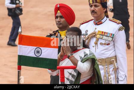 New Delhi, India. 25th luglio 2022. Il nuovo presidente indiano Droupadi Murmu, White Sari, ispeziona una guardia d'onore presentata dal personale dei tre servizi presso il piazzale del Palazzo Presidenziale (Rashtrapati Bhawan). Droupadi Murmu diventa il presidente indiano del 15th il 25th luglio 2022. È la prima persona di una comunità tribale e la seconda presidente donna dell'India. Murmu è nato il 20 giugno 1958, nella famiglia Santal Tribal di Uparteda, nel distretto di Mayurbhanj. (Foto di Naveen Sharma/SOPA Images/Sipa USA) Credit: Sipa USA/Alamy Live News Foto Stock