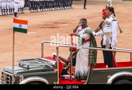 New Delhi, India. 25th luglio 2022. Il nuovo presidente indiano Droupadi Murmu, White Sari, ispeziona una guardia d'onore presentata dal personale dei tre servizi presso il piazzale del Palazzo Presidenziale (Rashtrapati Bhawan). Droupadi Murmu diventa il presidente indiano del 15th il 25th luglio 2022. È la prima persona di una comunità tribale e la seconda presidente donna dell'India. Murmu è nato il 20 giugno 1958, nella famiglia Santal Tribal di Uparteda, nel distretto di Mayurbhanj. (Foto di Naveen Sharma/SOPA Images/Sipa USA) Credit: Sipa USA/Alamy Live News Foto Stock