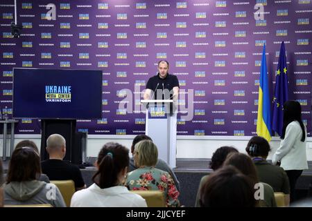 Kiev, Ucraina - 25 luglio 2022 - il Ministro delle infrastrutture dell'Ucraina Oleksandr Kubrakov tiene un briefing, trasporto sicuro di grano e di bene attraverso i porti marittimi dell'Ucraina, presso il Centro Media Ucraina-Ukrinform, Kiev, capitale dell'Ucraina. Questa foto non può essere distribuita nella Federazione Russa. Foto di Anatolii Siryk/Ukrinform/ABACAPRESS.COM Foto Stock