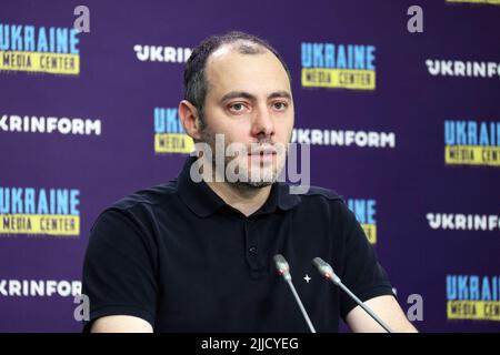 Kiev, Ucraina - 25 luglio 2022 - il Ministro delle infrastrutture dell'Ucraina Oleksandr Kubrakov tiene un briefing, trasporto sicuro di grano e di bene attraverso i porti marittimi dell'Ucraina, presso il Centro Media Ucraina-Ukrinform, Kiev, capitale dell'Ucraina. Questa foto non può essere distribuita nella Federazione Russa. Foto di Anatolii Siryk/Ukrinform/ABACAPRESS.COM Foto Stock