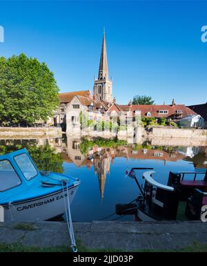 Sulla riva lontana, Saint Helen's Wharf è un luogo di bellezza famoso sul Tamigi, appena a monte del ponte medievale di Abingdon-on-Thames; e il n Foto Stock