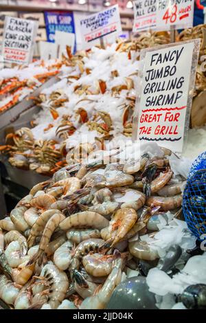 Frutti di mare, gamberi, gamberi e granchio in vendita sul ghiaccio in Fishmongers Foto Stock