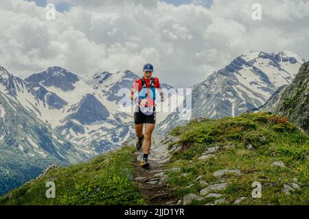 Arkhyz, Russia - 2 luglio 2022: Atleta maschile pista da corsa in montagna a Arkhyz X Run Foto Stock