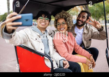 Giovani amici multirazziali divertirsi a prendere insieme selfie in vacanza Foto Stock