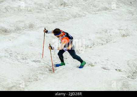Arkhyz, Russia - 2 luglio 2022: Atleta maschile che cammina nevoso in salita ad Arkhyz X Run Foto Stock