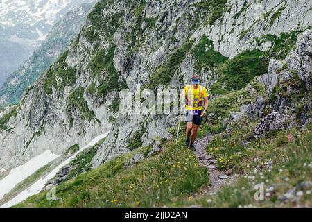 Arkhyz, Russia - 2 luglio 2022: Sentiero di montagna maschile atleta a piedi Arkhyz X Run Foto Stock