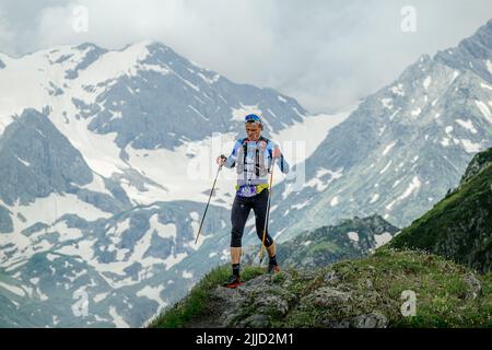 Arkhyz, Russia - 2 luglio 2022: Sentiero di montagna maschile atleta a piedi Arkhyz X Run Foto Stock