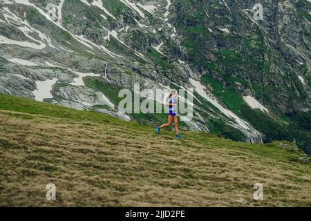 Arkhyz, Russia - 2 luglio 2022: Pista di corsa femminile lungo la montagna in Arkhyz X Run Foto Stock