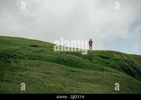 Arkhyz, Russia - 3 luglio 2022: Atleta maschile in discesa ad Arkhyz X Run Foto Stock