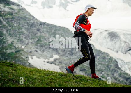 Arkhyz, Russia - 3 luglio 2022: Atleta maschile in discesa ad Arkhyz X Run Foto Stock