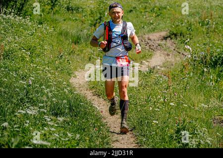 Arkhyz, Russia - 3 luglio 2022: Pista di corsa maschile in Arkhyz X Run Foto Stock