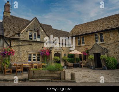 Il tradizionale Cotswolds White Hart Inn nel bellissimo borgo di Ford, Wiltshire. Foto Stock