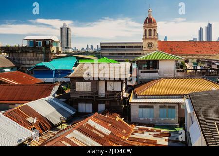 Vecchi tetti in metallo e la chiesa cattolica di Santa Cruz nel distretto portoghese di Kudee Jin, Bangkok, Thailandia Foto Stock