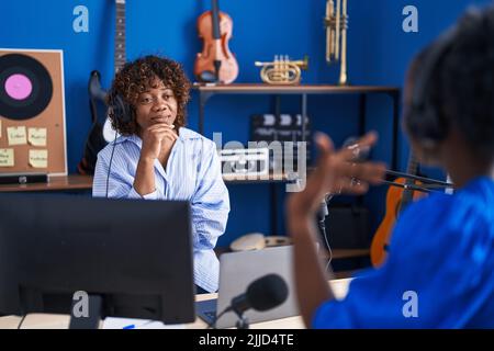 Le musicisti afro-americane sorridono fiduciosi di parlare allo studio di musica Foto Stock