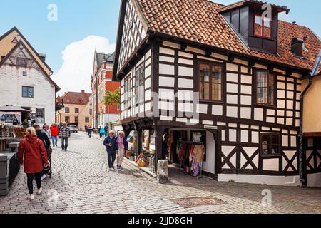 Vecchi edifici nella città medievale di Visby sull'isola di Gotland, nel Mar Baltico al largo della Svezia Foto Stock