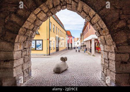 Vista attraverso Osterport nel Visby City Wall (Visby Ringmur Visby Ring Wall) della città medievale di Visby sull'isola di Gotland nel Mar Baltico Foto Stock