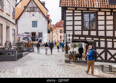 Vecchi edifici nella città medievale di Visby sull'isola di Gotland, nel Mar Baltico al largo della Svezia Foto Stock