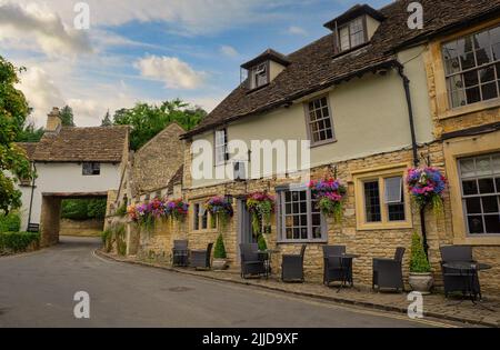 Il Castle Inn è un classico pub di Cotswolds risalente al 12th secolo, situato nel cuore del villaggio di Castle Combe Foto Stock