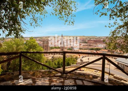 Vista sulla città spagnola di Burgos Spagna dal punto di vista Mirador del Castillo verso la cattedrale Foto Stock