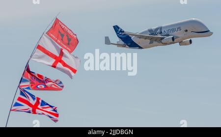 Questo è il Mighty Airbus Beluga, che fa x2 passi sopra il tatuaggio int Air a Fairford. Foto Stock