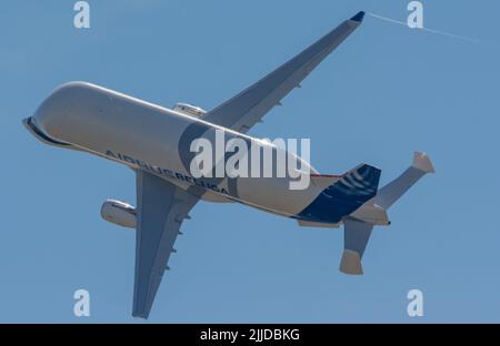 Questo è il Mighty Airbus Beluga, che fa x2 passi sopra il tatuaggio int Air a Fairford. Foto Stock