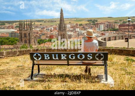Vista sulla città spagnola di Burgos Spagna dal punto di vista Mirador del Castillo verso la cattedrale Foto Stock