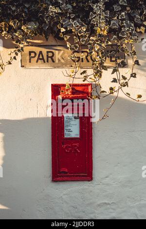 Una foto della casella postale inglese rossa sul muro di Park Grove Street, Barnsley, Inghilterra, Regno Unito Foto Stock