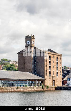 Il magazzino del porto o il magazzino della torre di chiusura a Victoria Dock, Dundee, risale al 1877. Progettato da David Cunningham come un granaio e magazzino legato. Foto Stock