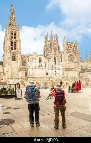 Pellegrini che camminano il Camino de Santiago la via del pellegrinaggio di San Giacomo, camminando attraverso la città spagnola di Burgos Spagna Foto Stock