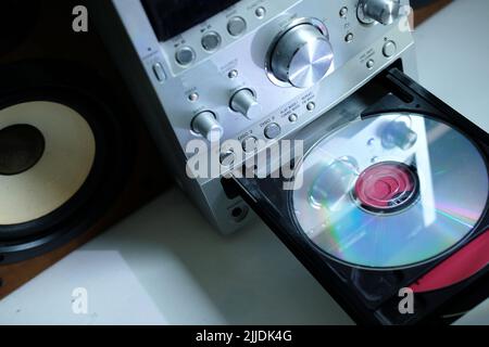 sistema mini stereo del 90s e vecchi cd su scaffale bianco Foto Stock