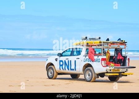 RNLI patrol auto sulla riva come il surf è annullato a causa di condizioni d'onda infido a Mawgan Porth spiaggia, Cornovaglia, Inghilterra. Foto Stock