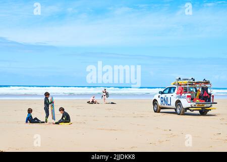 RNLI patrol auto sulla riva come il surf è annullato a causa di condizioni d'onda infido a Mawgan Porth spiaggia, Cornovaglia, Inghilterra. Foto Stock