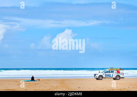 RNLI patrol auto sulla riva come surf annullato a causa di condizioni infide onde a Mawgan Porth spiaggia, Cornovaglia, Inghilterra. Foto Stock