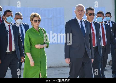 Tunisi, Tunisia. 31st maggio 2020. Il presidente tunisino Kais Saied (R) e sua moglie Ichraf Chebil Saied hanno visto lasciare un seggio dopo aver espresso i loro voti durante il referendum costituzionale tunisino. (Foto di Jdidi Wassim/SOPA Images/Sipa USA) Credit: Sipa USA/Alamy Live News Foto Stock