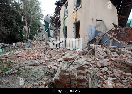 CHUHUIV, UCRAINA - 25 LUGLIO 2022 - la Casa della Cultura si trova in rovina dopo un attacco missilistico russo, Chuhuiv, Regione di Kharkiv, Ucraina nord-orientale. Come riportato, i soccorritori hanno salvato tre persone su sette intrappolate sotto le macerie dell'istituzione culturale. Lo sforzo di risposta è in corso. Questa foto non può essere distribuita nella Federazione Russa. Foto Stock