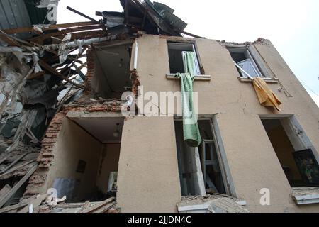 CHUHUIV, UCRAINA - 25 LUGLIO 2022 - la Casa della Cultura si trova in rovina dopo un attacco missilistico russo, Chuhuiv, Regione di Kharkiv, Ucraina nord-orientale. Come riportato, i soccorritori hanno salvato tre persone su sette intrappolate sotto le macerie dell'istituzione culturale. Lo sforzo di risposta è in corso. Questa foto non può essere distribuita nella Federazione Russa. Foto Stock