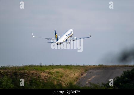 Copenaghen / DANIMARCA - 22 LUGLIO 2022: Un Boeing 737-800 , gestito da Ryanair, decollo dall'aeroporto di Copenaghen CPH. Registrazione EI-EKO Foto Stock
