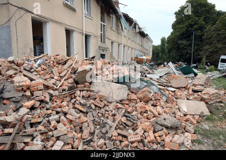 CHUHUIV, UCRAINA - 25 LUGLIO 2022 - la Casa della Cultura si trova in rovina dopo un attacco missilistico russo, Chuhuiv, Regione di Kharkiv, Ucraina nord-orientale. Come riportato, i soccorritori hanno salvato tre persone su sette intrappolate sotto le macerie dell'istituzione culturale. Lo sforzo di risposta è in corso. Questa foto non può essere distribuita nella Federazione Russa. Foto Stock