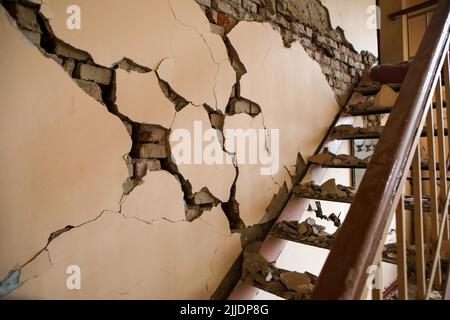 CHUHUIV, UCRAINA - 25 LUGLIO 2022 - la Casa della Cultura si trova in rovina dopo un attacco missilistico russo, Chuhuiv, Regione di Kharkiv, Ucraina nord-orientale. Come riportato, i soccorritori hanno salvato tre persone su sette intrappolate sotto le macerie dell'istituzione culturale. Lo sforzo di risposta è in corso. Questa foto non può essere distribuita nella Federazione Russa. Foto Stock