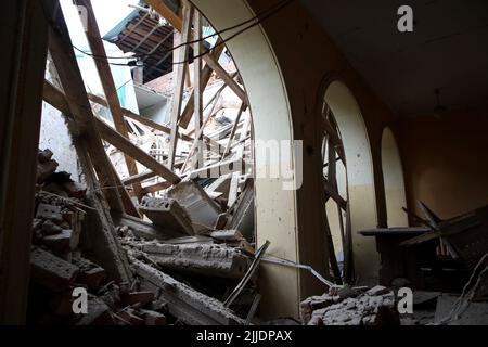 CHUHUIV, UCRAINA - 25 LUGLIO 2022 - la Casa della Cultura si trova in rovina dopo un attacco missilistico russo, Chuhuiv, Regione di Kharkiv, Ucraina nord-orientale. Come riportato, i soccorritori hanno salvato tre persone su sette intrappolate sotto le macerie dell'istituzione culturale. Lo sforzo di risposta è in corso. Questa foto non può essere distribuita nella Federazione Russa. Foto Stock