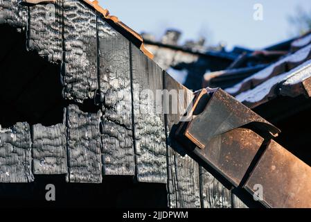 Particolare di struttura in legno bruciato di una casa dopo il fuoco scoppiare, fuoco selettivo Foto Stock