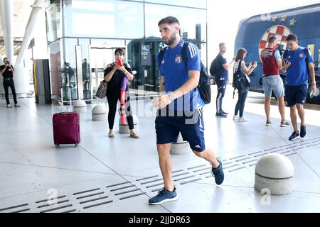 Zagabria, Croazia, 25 luglio 2022. Il calciatore GNK Dinamo Luka Ivanusec può essere visto all'aeroporto Franjo Tudjman di Zagabria, Croazia il 25 luglio 2022. La partenza dei calciatori GNK Dinamo a Skopje prima della partita contro il FC Shkupi 1927 nel turno preliminare 2nd della UEFA Champions League. Foto: Luka Stanzl/PIXSELL Foto Stock