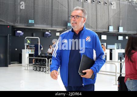 Zagabria, Croazia, 25 luglio 2022. GNK Dinamo Headcoach ante Cacic può essere visto all'aeroporto Franjo Tudjman di Zagabria, Croazia il 25 luglio 2022. La partenza dei calciatori GNK Dinamo a Skopje prima della partita contro il FC Shkupi 1927 nel turno preliminare 2nd della UEFA Champions League. Foto: Luka Stanzl/PIXSELL Foto Stock