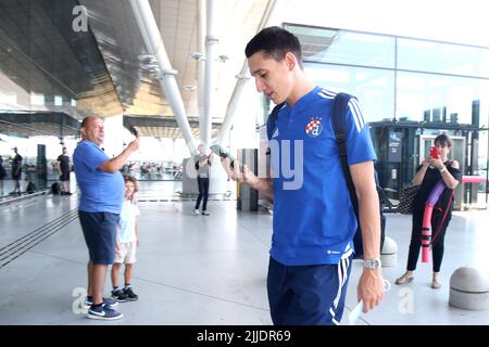 Zagabria, Croazia, 25 luglio 2022. Il calciatore GNK Dinamo Luka Menalo può essere visto all'aeroporto Franjo Tudjman di Zagabria, Croazia il 25 luglio 2022. La partenza dei calciatori GNK Dinamo a Skopje prima della partita contro il FC Shkupi 1927 nel turno preliminare 2nd della UEFA Champions League. Foto: Luka Stanzl/PIXSELL Foto Stock