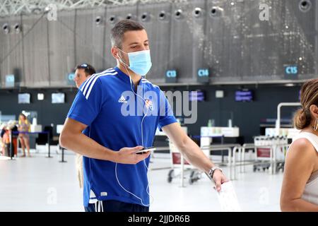 Zagabria, Croazia, 25 luglio 2022. Il giocatore di calcio GNK Dinamo Arijan Ademi può essere visto all'aeroporto Franjo Tudjman di Zagabria, Croazia il 25 luglio 2022. La partenza dei calciatori GNK Dinamo a Skopje prima della partita contro il FC Shkupi 1927 nel turno preliminare 2nd della UEFA Champions League. Foto: Luka Stanzl/PIXSELL Foto Stock