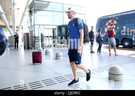 Zagabria, Croazia, 25 luglio 2022. Il calciatore di GNK Dinamo Josip Drmic può essere visto all'aeroporto Franjo Tudjman di Zagabria, Croazia il 25 luglio 2022. La partenza dei calciatori GNK Dinamo a Skopje prima della partita contro il FC Shkupi 1927 nel turno preliminare 2nd della UEFA Champions League. Foto: Luka Stanzl/PIXSELL Foto Stock