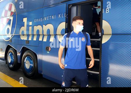 Zagabria, Croazia, 25 luglio 2022. Il calciatore GNK Dinamo Martin Baturina può essere visto all'aeroporto Franjo Tudjman di Zagabria, Croazia, il 25 luglio 2022. La partenza dei calciatori GNK Dinamo a Skopje prima della partita contro il FC Shkupi 1927 nel turno preliminare 2nd della UEFA Champions League. Foto: Luka Stanzl/PIXSELL Foto Stock