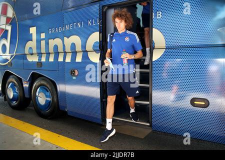 Zagabria, Croazia, 25 luglio 2022. Il giocatore di calcio GNK Dinamo Robert Ljubicic può essere visto all'aeroporto Franjo Tudjman di Zagabria, Croazia il 25 luglio 2022. La partenza dei calciatori GNK Dinamo a Skopje prima della partita contro il FC Shkupi 1927 nel turno preliminare 2nd della UEFA Champions League. Foto: Luka Stanzl/PIXSELL Foto Stock