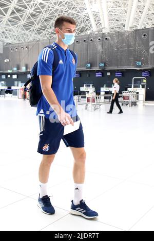 Zagabria, Croazia, 25 luglio 2022. Il giocatore di calcio GNK Dinamo Dominik Livakovic può essere visto all'aeroporto Franjo Tudjman di Zagabria, Croazia il 25 luglio 2022. La partenza dei calciatori GNK Dinamo a Skopje prima della partita contro il FC Shkupi 1927 nel turno preliminare 2nd della UEFA Champions League. Foto: Luka Stanzl/PIXSELL Foto Stock